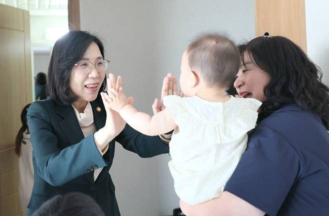 김현숙 여성가족부 장관이 11일 오후 서울 성북구 아이돌봄서비스 이용 다자녀가정을 방문하여 아이와 인사하고 있다. (여성가족부 제공)