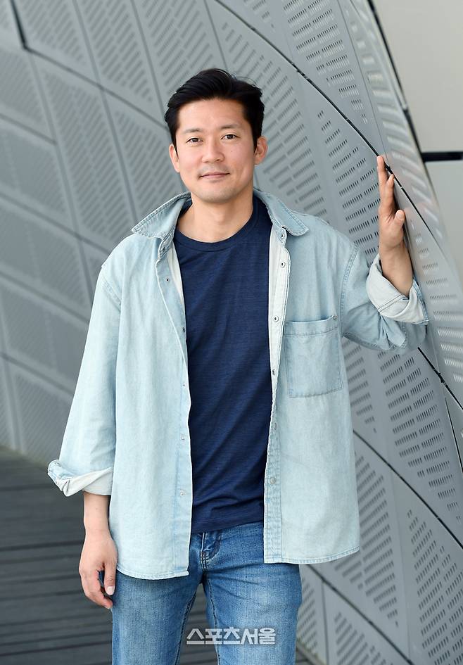 MBC Kim Dae-ho (39) Announcer is often asked three questions wherever he goes these days.He revealed his unique way of life to be called  ⁇  Announcer  ⁇  84  ⁇  in the MBC entertainment program  ⁇  I Live Alone  ⁇  broadcast on the 21st of last month, and then he became the main character of the topic after overcoming some entertainers. ⁇  I Live Alone  ⁇  MBC in-house YouTube  ⁇   ⁇   ⁇  News Anhani  ⁇   ⁇  and  ⁇  14F  ⁇   ⁇   ⁇   ⁇   ⁇  4  ⁇   ⁇   ⁇  corner of  ⁇  14F  ⁇   ⁇   ⁇   ⁇   ⁇ .The video that unveiled the house and the Léon-Gontran Damas car in Anhani has exceeded 3.91 million views on the 11th.Kim Dae-ho Announcer laughed at the MBC building in Sangam-dong, Mapo-gu, Seoul on the 10th.However, when asked why he was so sick, he said, Then how do you live?He said, I still dont know what part of the video is funny because Im not Live Alone or news. I think the current interest is a kind of happening.I grew up in Yangpyeong station in Gyeonggi province and came to Seoul and went to officetel and multi-family house and finally bought a single house.It was an option that was possible because I was single, but it seems to be more prominent because it is different from an ordinary 40-year-old man who built a family of my age, especially Announcer.However, his life, which was revealed on the air, was never ordinary. Seoul Living in a small detached house in Hongje-dong, he lives in harmony with nature. It is located on an uphill slope rather than a flat land, so accessibility is not very good.The camper is a small Mitsubishi Fuso Truck and Bus Corporation, Léon-Gontran Damas.At home, they raise cats and live with as many as 16 species of creatures, including salamanders, lizards, freshwater shrimp and gobies, in the mini-ecosystem Vivarium.In the yard, a small stall, a so-called  ⁇   ⁇   ⁇   ⁇   ⁇   ⁇   ⁇   ⁇   ⁇   ⁇ ..............................In the 21st century, when the house was not a living space but an investment era, his appearance of enjoying a little happiness was healing in itself.Before he bought the house, he lived in an officetel near Yangcheon Hyanggyo in Gangseo-gu, Seoul, but the landlord changed. He said he would raise the deposit by 30 million won. Seoul After moving into a multi-family house in Eungam-dong, Eunpyeong-gu,I was looking for a place to come from Seoul area to company in 30 ~ 40 minutes by public transportation. I was introduced to this house.The house itself was shabby, but I liked the environment where the pine trees were mixed. I thought it would be fun I Live Alone, so I signed a contract. That was four years ago.  ⁇I needed time to raise money to pay for the remodeling. I hired a Freelancers carpenter to remodel the house for two months.Kim Announcer hinted that the cost of remodelling was a quarter of the house price.Others say that Léon-Gontran Damas is dangerous because it is Mitsubishi Fuso Truck and Bus Corporation and that there will be a second car.It is said that he is a person who enjoys romance, or is bluffing. What I am doing now is not a dream that I have dreamed of in the past, but it just happened to fit well.I dreamed of becoming an Announcer because I had a bad grade. Large companies could not even submit application documents. Announcer, a voice test, common sense, essay writing, and interview, was the only opportunity to challenge.I kept it a secret from my parents and went to an academy with the money I borrowed from my younger brother. When I was making a living as a secretary of the Gosiwon, I happened to see a spot on the public audition program of MBC  ⁇  Night  ⁇  Announcer open recruitment new employee.This program, which can be applied regardless of academic background, age, and nationality, was a great opportunity for him.However, when he joined the broadcasting company after a hard audition, he got a burnout. Oh Seung-hoon, a colleague of Announcer, dreamed of running a common sense program, but at that time, he had no mission as a broadcaster or journalist.When I decided to leave, the company offered me a leave of absence. He came down to Yangpyeong station house and drank only one month, and from the second month I helped my parents restaurant work.My bank account balance ran out and I laughed. I finally returned to the company.After returning to the MBC live broadcast this evening, my mind changed. Three things kept me in the company.Thankful colleagues who take advantage of my lack of appearance, and my parents who like to see me on TV, finally explained that it is a loan.He said that the money he borrowed from his grandmother when he bought the house now is paying back all the money he owes, and that he will be able to repay it this year.As his popularity grew, he said, Its possible to think about Freelancers, but I havent finished self-verification yet. However, he pointed out that its a problem that he cant manage his schedule on his own as he appeared here and there because he gets public attention.Currently, MBC Announcers receive 20,000 won per episode when they appear in the in-house program, which is the same amount they received before Announcer Kim Sung-ju left in 2006.He said, I joined MBC and enjoyed many things, but I should avoid the system where Announcer is consumed easily. It is a part that should be improved even for juniors in the future.His mother, who is in her 40s and has tears after seeing her house, said that after watching her family and  ⁇ I Live Alone  ⁇ ,  ⁇ Daeho seemed to be able I Live Alone more  ⁇ .He smiled, saying, I will get married someday, adding, If my future spouse says the current lifestyle is difficult, I might give up. I try to reach an agreement as much as possible.