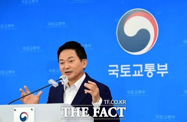 <전세버스운송사업조합연합회>가 전세버스 교통사고로 대국민 피해보상을 전담하고 있는 점을 감안한다면, 마땅히 국가 시책의 주요 관리대상에 포함되어야 한다. 법과 규정에 따라 협회를 운영하고, 감독기관인 국토교통부의 관리감독 강화를 하는 것이 절실히 필요하다. 사진은 원희룡 국토부 장관의 모습.