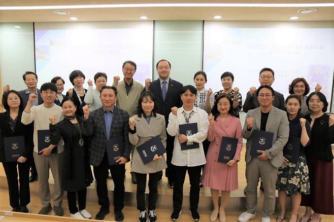 경복대학교가 지난 9일 교수 입학사정관 위촉식을 가졌다. 입학사정관들이 기념사진을 찍고 있다.