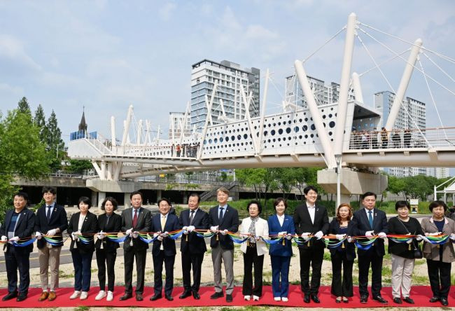 서구는 11일 양3동 발산마을 앞에서 뽕뽕다리 개통식을 개최했다.[사진제공=서구]