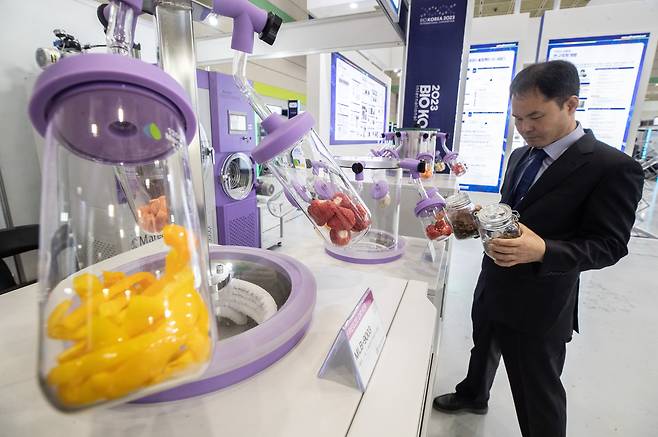 10일 오전 서울 강남구 코엑스에서 열린 2023 대한민국 기계설비전시회에서 바이오코리아 2023 국제컨벤션에서 관계자가 제품을 소개하고 있다. /뉴스1