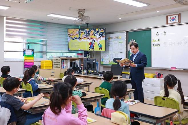 주광덕 남양주시장이 학생들에게 동화책을 읽어주고 있다.ⓒ남양주시