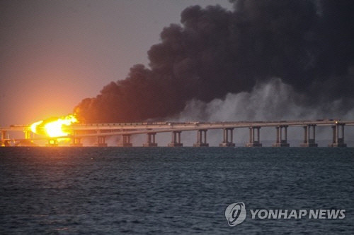 러시아 본토외 크림반도를 잇는 크림대교가 공격을 받아 불타는 모습[AP 연합뉴스 자료사진]