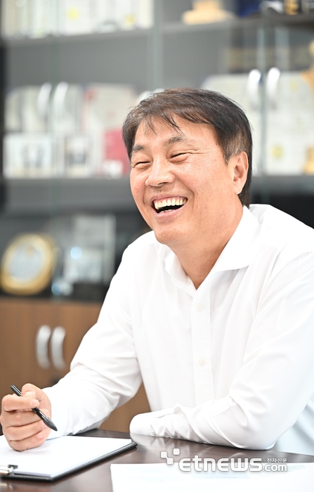 석창규 웹케시그룹 회장이 웹케시 그룹의 비전을 이야기 하고 있다.