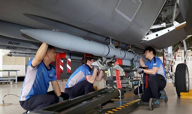 지난 9일 경남 사천 한국항공우주산업(KAI) 본사 격납고에서 KAI 직원들이 한국형 전투기 KF-21 시제기에 미티어 중거리 공대공미사일을 장착하고 있다. 사진=공동취재단