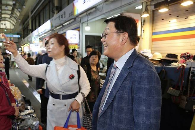 지난 10일 대전 서구에 위치한 한민전통시장에서 박성효 소상공인시장진흥공단 이사장(오른쪽)이 현장 이사회와 장보기 행사를 진행하고 있다. 소상공인시장진흥공단 제