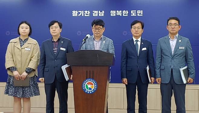 김제홍(가운데) 경남도 해양수산국장이 11일 ‘후쿠시마 원전 오염수 방류 대비 수산물 안전관리 강화 방안’을 설명하고 있다. 최상원 기자