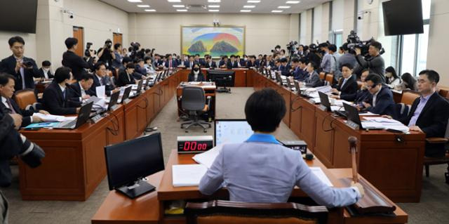 백혜련(가운데) 정무위원회 위원장이 11일 오후 서울 여의도 국회에서 열린 정무위원회 전체회의에서 의사봉을 두드리고 있다. 국회사진기자단