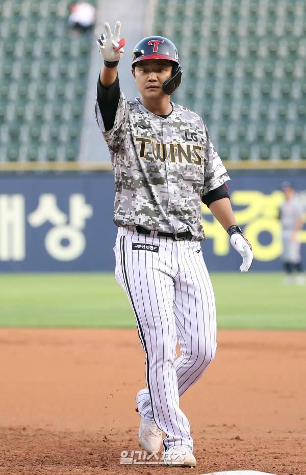 현재 햄스트링 부상으로 재활 치료 중인 손호영. 부상 부위가 재발해 단기간 1군 복귀가 쉽지 않은 상황이다. IS 포토