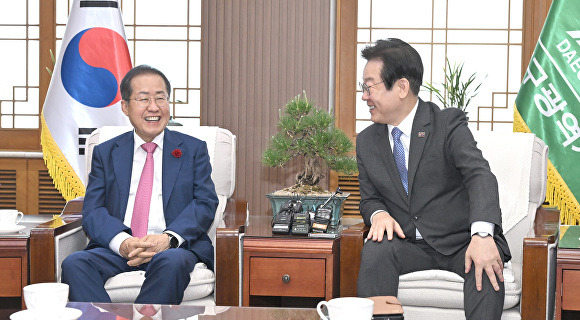 10일 홍준표 대구시장(왼쪽)과 이재명 더불어민주당 대표가 환담을 나누고 있다. [사진=대구시]