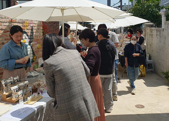 관광객들이 양림 예술마켓에서 진열된 상품을 구경하고 있다. [사진=광주 남구]