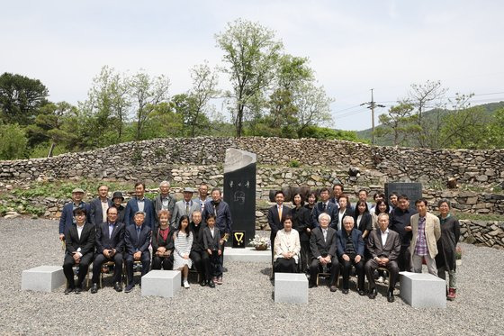 고 황인철 변호사의 30주기를 맞아 10일 고인의 고향 대전에서 기림비 제막식이 열렸다. [사진 민주화운동기념사업회]