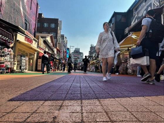 인파가 밀집한 보차혼용도로 일부 구간은 여전히 미끄럼 방지 포장재가 아닌 보도블럭을 적용했다. 문희철 기자