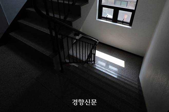 서울 양천구에서 전세사기 피해자가 사망한 소식이 알려진 11일 서울 양천구의 빌라에 빛이 들어오고 있다. 김창길기자