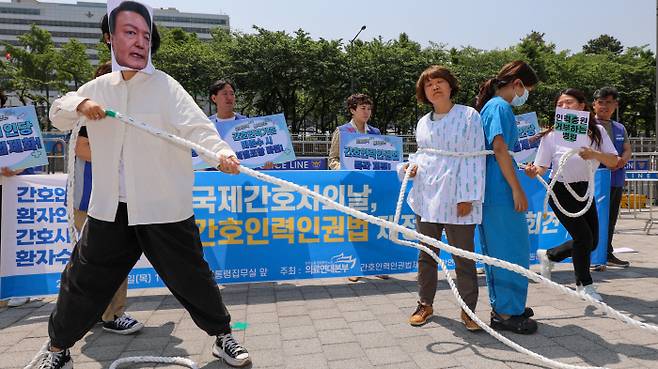 국제간호사의날 앞두고…‘간호인력인권법’ 제정 촉구 국제간호사의날을 하루 앞둔 11일 서울 용산 전쟁기념관 앞에서 민주노총 의료연대본부 조합원들이 ‘간호사 1인당 담당 환자 수 법제화’를 골자로 한 간호인력인권법 제정을 촉구하는 퍼포먼스를 벌이고 있다. 이준헌 기자 heon@kyunghyang.com