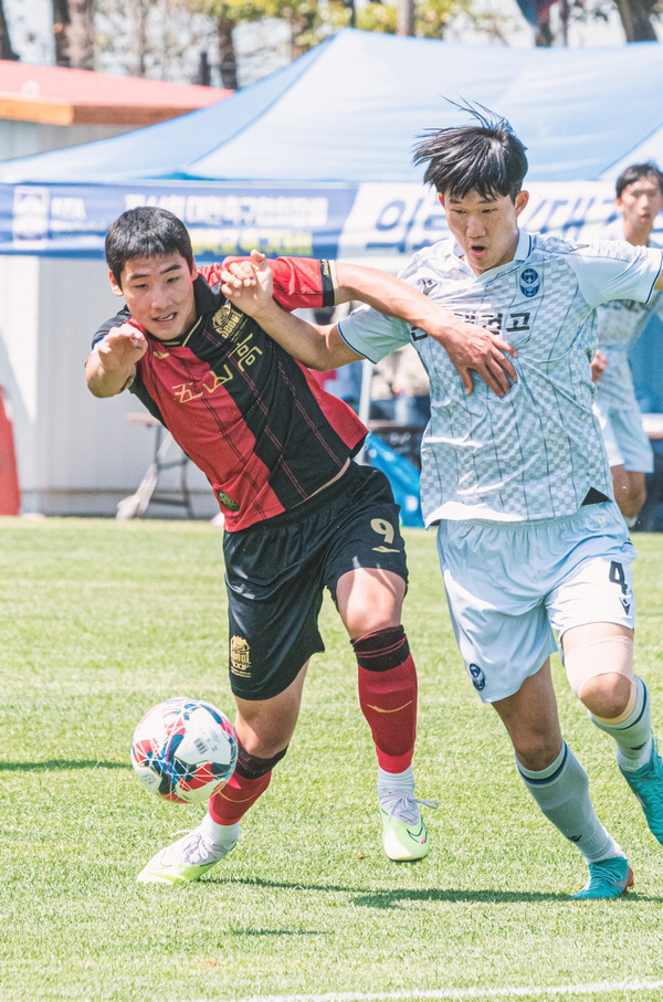 10일 경남 남해스포츠파크 바다구장에서 열린 제44회 대한축구협회장배 고교 축구대회 조별리그에서 인천유나이티드 유스팀 대건고(흰색 유니폼)와 FC 서울 유스팀 오산고가 경기를 펼치고 있다.  남해군 축구협회 제공