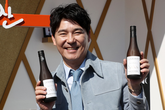 Singer Im Chang-jung poses with bottles of his ″Soju Hanjan″ products at a pop-up store in Sonpa District, souhtern Seoul, on Feb. 26. [NEWS1]