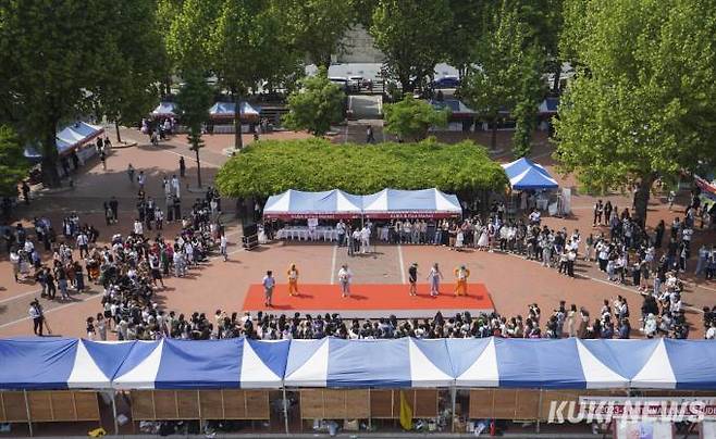 11일 오후 서울 성북구 고려대학교 민주광장에서 열린 '2023 외국인학생 축제'에서 학생들이 전통의상 패션쇼를 즐기고 있다.