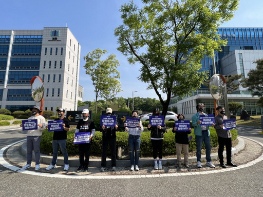 동물보호단체 회원들이 11일 오전 수원지법 여주지원 앞에서 개 등 반려동물 1200여마리를 굶겨 죽인 혐의로 기소된 A씨의 엄벌을 요구하는 피켓시위를 하고 있다. 황선주기자