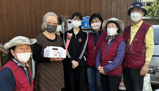 과천시 청소년수련관에서 활동하고 있는 청소년들이 가정의 달을 맞아 정성스레 만든 빵을 지역 내 취약계층 노인들에게 전달했다. 과천시 제공