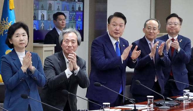 윤석열 대통령이 11일 오전 서울 용산 대통령실 청사에서 열린 코로나19 중앙재난안전대책본부 회의에서 의료진들을 향해 격려 박수 보내고 있다. 왼쪽부터 지영미 질병관리청장, 정기석 국가감염병위기대응자문위원장 겸 코로나19 특별대응단장, 윤 대통령, 추경호 경제부총리 겸 기획재정부 장관, 조규홍 보건복지부 장관. /사진=뉴시스