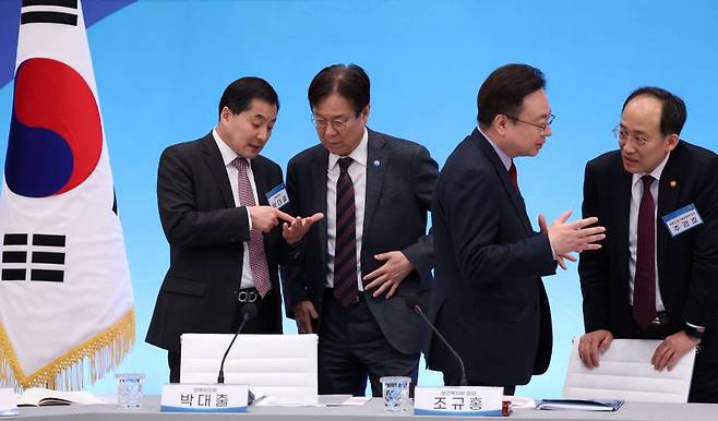 [서울=뉴시스] 홍효식 기자 = 박대출 국민의힘 정책위의장(왼쪽부터), 이관섭 대통령실 국정기획수석, 조규홍 보건복지부 장관, 추경호 경제부총리 겸 기획재정부 장관이 28일 오후 청와대 영빈관에서 열린 제1차 저출산고령사회위원회 회의에 앞서 대화하고 있다. (대통령실통신사진기자단) 2023.03.28.