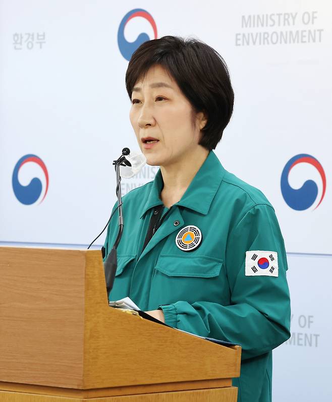 한화진 환경부 장관이 지난 9일 세종시 정부세종청사에서 여름철 자연재난대책기간 홍수대책 수립·추진과 방지대책 등을 설명하고 있다. [연합]