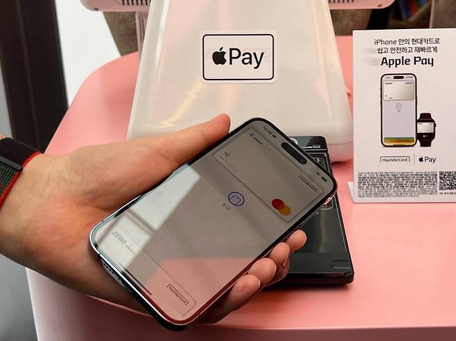 애플페이 사용 모습.
