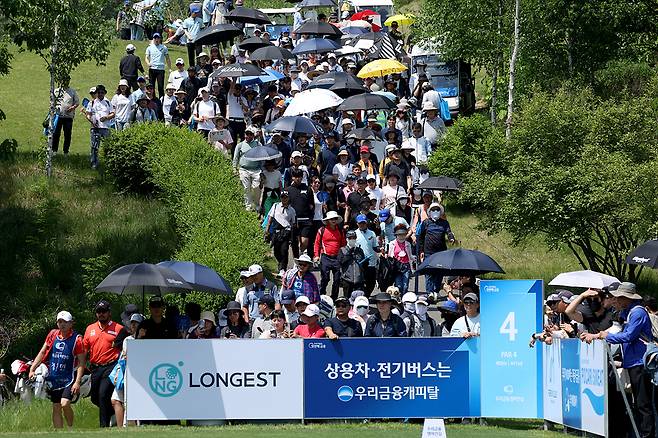 임성재 조를 보기위해 4번홀 주위에 늘어선 갤러리 모습.[KPGA 제공]