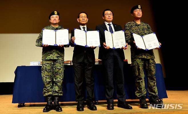 [광주=뉴시스] 김혜인 기자 = '5·18민주화운동 포용과 화해와 감사 대국민 공동선언식'이 열린 19일 오전 광주 서구 치평동 5·18기념문화센터 대동홀에서 선언 조인식이 열리고 있다. 왼쪽부터 최익봉 특전사동지회 총재, 황일봉 부상자회장, 정성국 공로자회장, 전상부 특전사동지회장. 2023.02.19. hyein0342@newsis.com