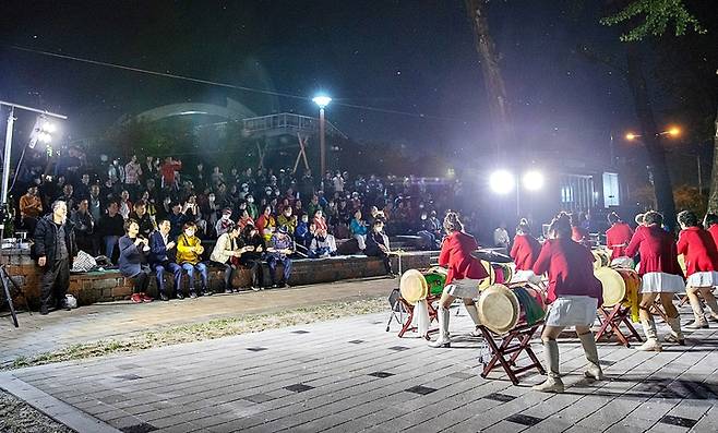 [증평=뉴시스] 보강천 미루나무숲 거리공연. (사진=증평군 제공) photo@newsis.com *재판매 및 DB 금지