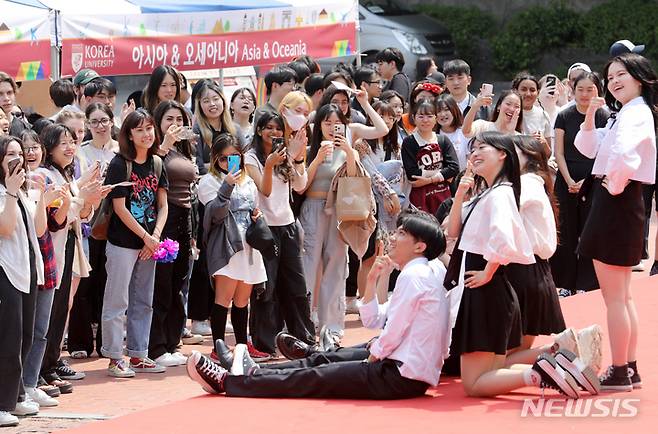 [서울=뉴시스] 조성우 기자 = 11일 오후 서울 성북구 고려대학교에서 열린 2023학년도 1학기 외국인 학생 축제(ISF)에서 외국인 학생들이 패션쇼를 하고 있다. 2023.05.11. xconfind@newsis.com