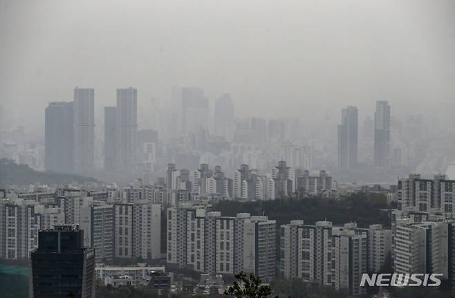 [서울=뉴시스] 정병혁 기자 = 전국 대부분의 지역에 미세먼지 농도가 '나쁨' 수준을 보인 지난달 16일 오전 서울 남산에서 바라본 도심이 뿌옇게 보이고 있다. 2023.04.16. jhope@newsis.com