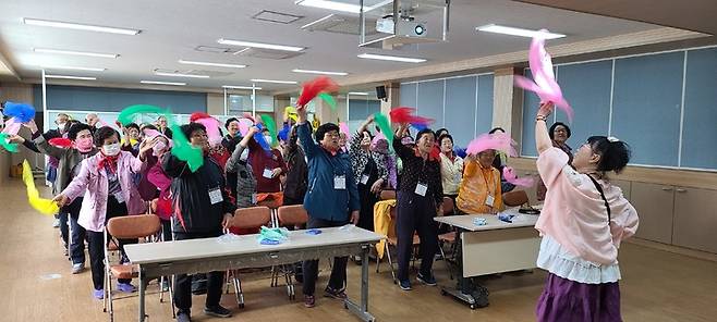 [보은=뉴시스] 안성수 기자 = 충북 보은군이 노인들을 위한 복지 정책사업에 523억원을 투입한다. 11일 충북 보은군 노인복지대학에서 노인들이 강좌를 즐기고 있다. (사진=보은군 제공) 2023.5.11. photo@newsis.com *재판매 및 DB 금지