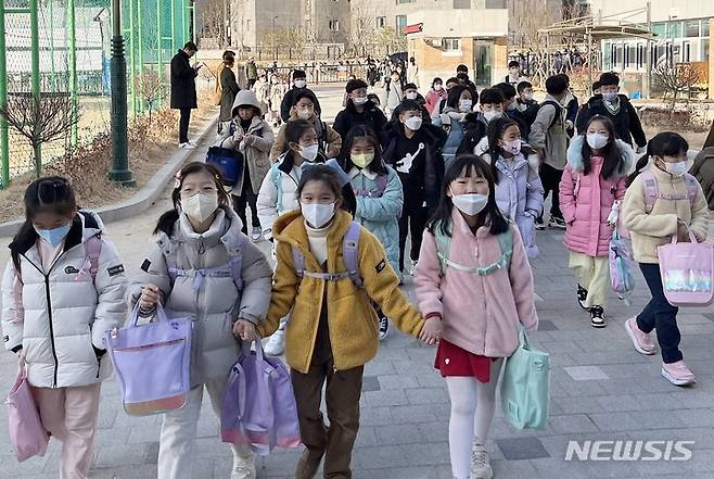 [청주=뉴시스] 지난 3월2일 개학한 충북 청주시 용아초등학교 학생들이 마스크를 쓰고 등교하고 있다. (사진=뉴시스DB). 2023.05.11. photo@newsis.com