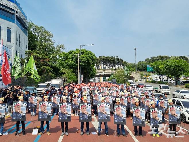 11일 민주노총 전국건설노조 경기건설지부가 경기남부경찰청 앞에서 강압수사 규탄 집회를 열고 있다. 정성욱 기자