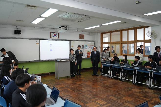 이주호 교육부총리와  하윤수 부산시교육감이 부산 북구 덕천중학교를 방문했다. 가운데가 교육부총리. 부산시교육청 제공