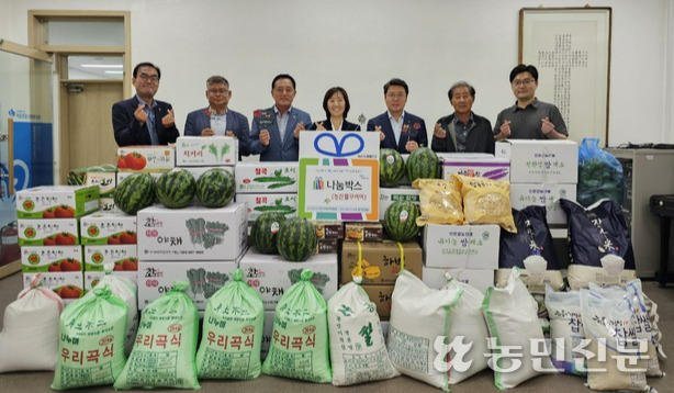 황경동 한국새농민 대구시지회장(왼쪽 세번째)과 손원영 대구농협본부장(〃 다섯번재)이 9일 서구제일종합사회복지관에 농산물을 전달하고 있다.