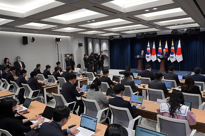 윤석열 대통령과 기시다 후미오 일본 총리가 7일 서울 용산 대통령실 청사에서 공동기자회견을 하고 있다.    대통령실 제공