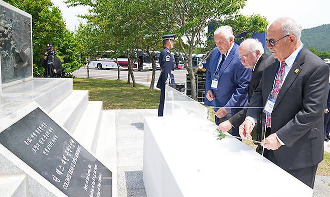 11일 제주 서귀포시 항공우주박물관에서 열린 딘 헤스 미 공군 대령의 8주기 추모식에 참석한 고인의 세 아들이 추모비에 헌화하고 있다. 서귀포=연합뉴스