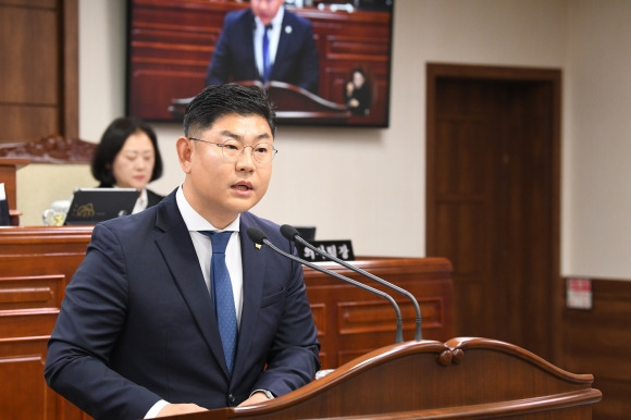 장경원(외서·낙안·별량·상사·도사) 순천시의원이 제268회 임시회 제1차 본회의에서 ‘과수 저온 피해 대책 마련 촉구 건의안’을 발의하고 있다.