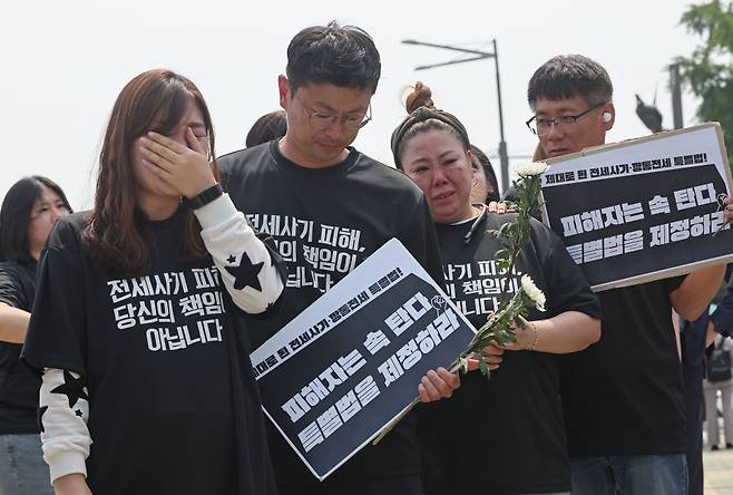 서울 양천구에서 4번째 전세사기 피해자 사망 사건이 보도된 11일 서울 여의도 국회 앞에서 열린 전세사기·깡통전세 피해자 전국대책위원회 주최 전세사기 피해 특별법 제정 촉구 기자회견에서 참가자들이 사망한 피해자를 추모하고 있다. ⓒ연합뉴스