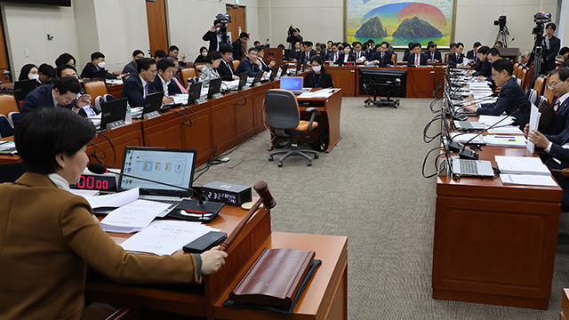 11일 국회 정무위원회 전체회의에서&nbsp;백혜련 정무위원장이 의사봉을 두드리고 있다. ⓒ연합뉴스