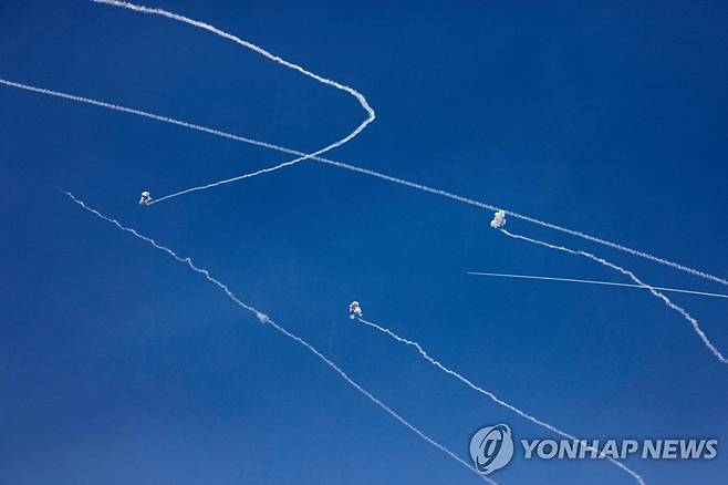 가자지구에서 발사된 로켓이 이스라엘의 저고도 방공망 아이언돔에 요격되는 모습. [AFP 연합뉴스 자료사진. 재판매 및 DB 금지]