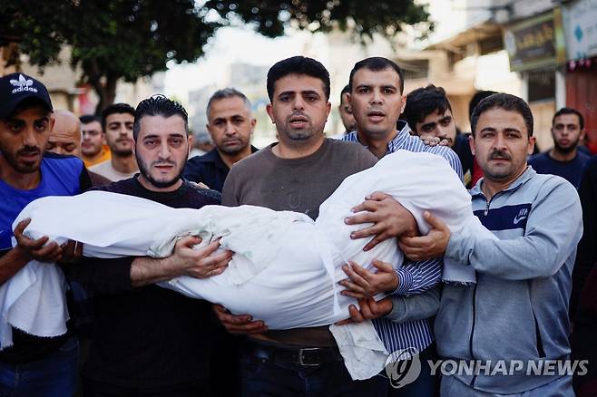 이스라엘과 팔레스타인 무장단체간 교전 와중에 사망한 여자 아이의 시신을 안고 있는 팔레스타인 주민들. [로이터 연합뉴스 자료사진. 재판매 및 DB 금지]