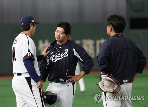 WBC에서 부상을 호소했던 고우석(가운데) [연합뉴스 자료사진]