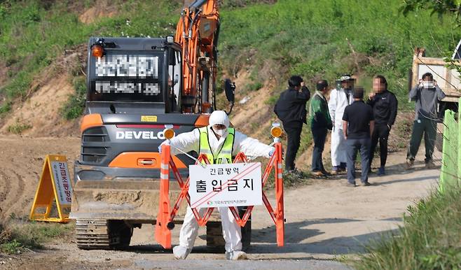 안내판 설치하는 방역당국 직원 [천경환 촬영]