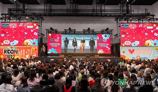 KCON 2022 JAPAN (서울=연합뉴스) CJ ENM은 지난 14일부터 16일까지 일본 도쿄 '아리아케 아레나'에서 열린 'KCON 2022 JAPAN(케이콘 2022 재팬)'에서 약 876만 K-컬처 팬들을 대상으로 '2030부산세계박람회'를 알렸다고 18일 밝혔다. 사진은 팬미팅 행사인 '밋앤그릿(MEET&GREET)' 현장에서 '2030부산세계박람회' 프로젝트 그룹 'X4'의 뮤직비디오가 상영되는 모습. 2022.10.18 [CJ ENM 제공. 재판매 및 DB 금지] photo@yna.co.kr