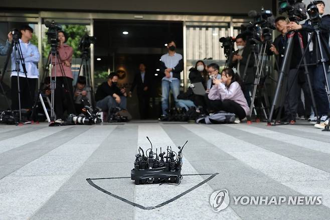 취재진 보고 발길 돌린 '마약혐의' 유아인 (서울=연합뉴스) 김주성 기자 = 11일 경찰에 출석해 마약투약 혐의를 조사받기로 했던 배우 유아인(본명 엄홍식)씨가 취재진이 많다는 이유로 경찰청사 앞까지 왔다가 되돌아갔다. 
    사진은 이날 서울 마포구 서울경찰청 마약범죄수사대 앞에서 유아인씨의 출석을 기다리는 취재진. 2023.5.11 utzza@yna.co.kr